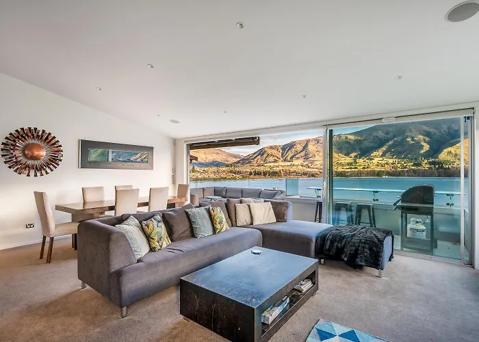2 Lakeview Heights *