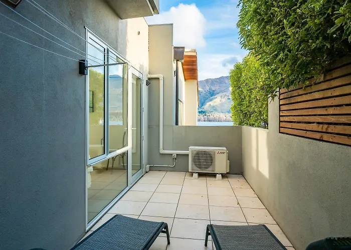 2 Lakeview Heights *